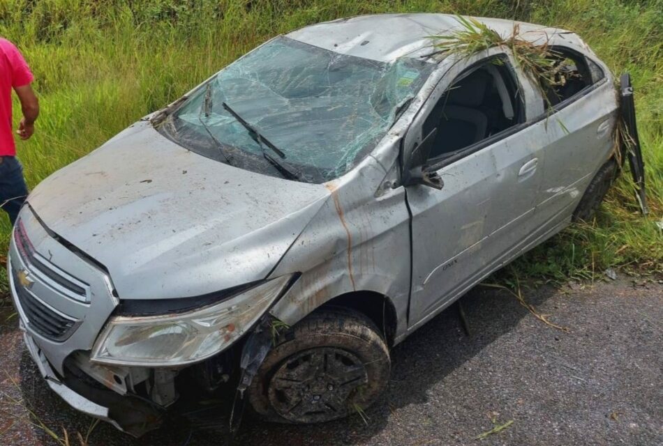 Mulher e criança ficam feridas após carro capotar na BR-354, em Formiga