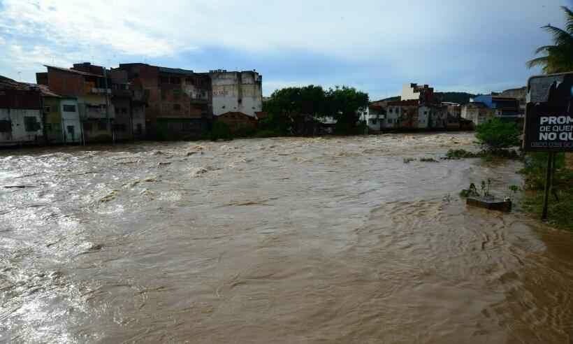 Ministro sobrevoa cidades atingidas por chuvas em MG nesta segunda