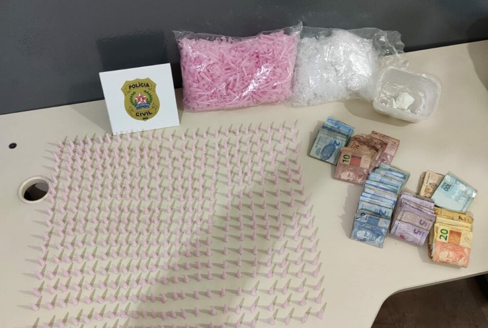 Polícia Civil apreende mais de 400 pinos de cocaína em Passos