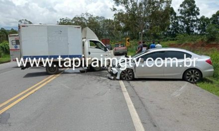 Colisão entre carro e caminhão é registrada na BR-262 em Campos Altos