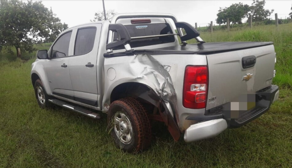 Caminhonete colide contra árvore na MG-050