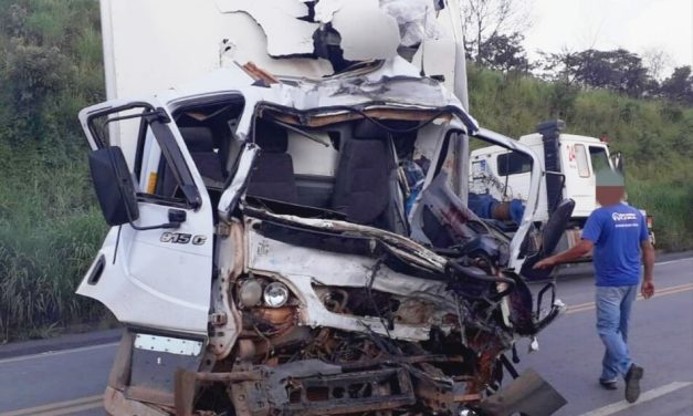 Motorista morre e passageiro fica em estado grave após acidente na BR-354, em Arcos