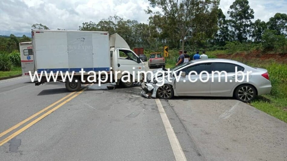 Colisão entre carro e caminhão é registrada na BR-262 em Campos Altos