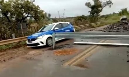 Defensa metálica é instalada nas cabeceiras da ponte do rio Jacaré