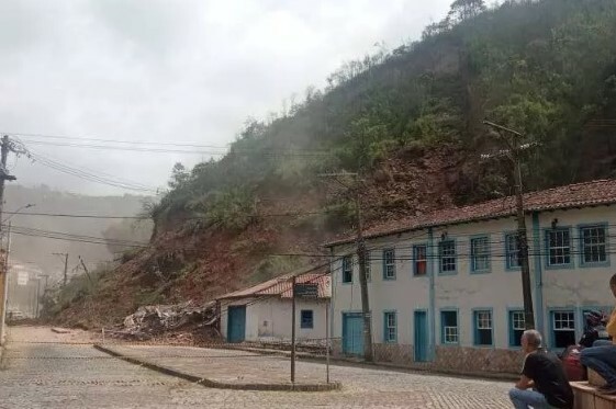 Morro da Forca desaba em Ouro Preto e atinge pelo menos dois casarões