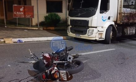 Homem fica gravemente ferido após colisão entre moto e caminhão em Campo Belo