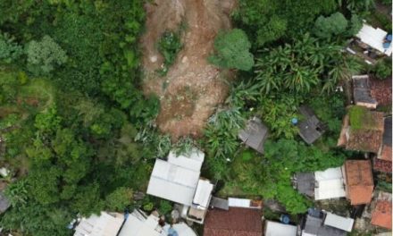 Deslizamento de terra atinge casas e deixa desalojados em Ouro Preto