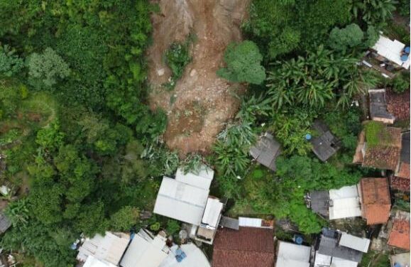 Deslizamento de terra atinge casas e deixa desalojados em Ouro Preto