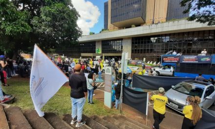 Servidores públicos protestam e pedem reajuste ao governo