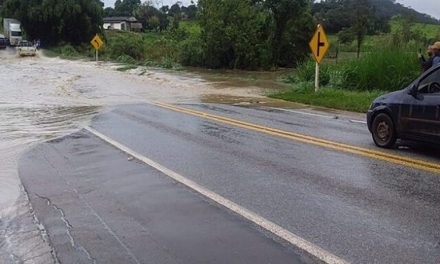 MG 050 está interditada entre Divinópolis e Itaúna após alagamento da pista