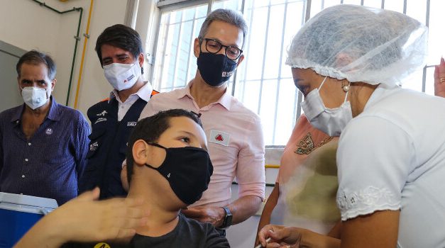 Primeira criança vacinada em Minas tem dez anos e mora em Vespasiano, na RMBH