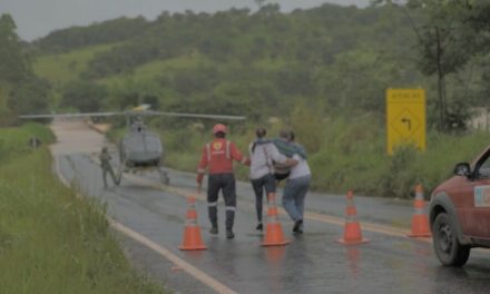 Após rio transbordar na MG-164, pacientes hemodiálise de Pompéu são transferidos de helicóptero