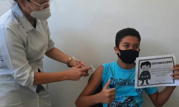 Crianças recebem “Certificado de Coragem” no primeiro dia de imunização contra a Covid-19