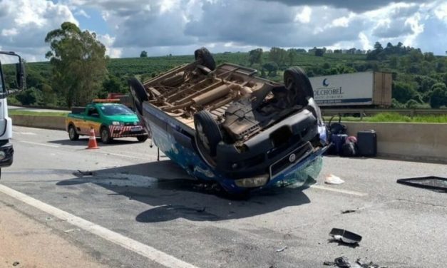 Acidente com van deixa cinco pessoas feridas na BR-381, em Oliveira