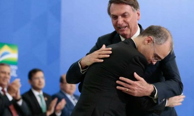André Mendonça aciona PGR em notícia-crime contra Bolsonaro