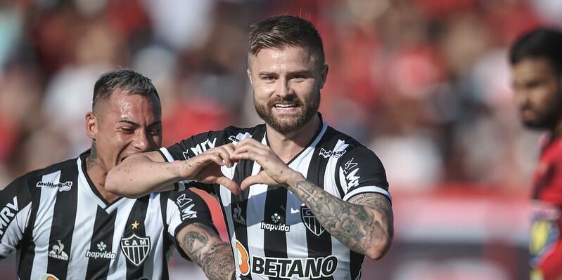 Com gol no fim, Atlético vence Pouso Alegre e retoma liderança do Campeonato Mineiro