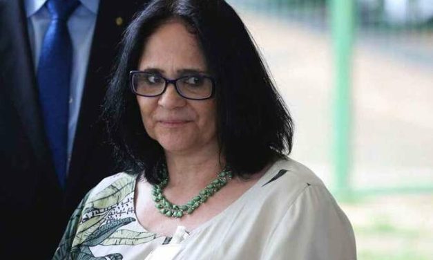Damares sobre governo Bolsonaro: ‘estamos princesando as meninas’