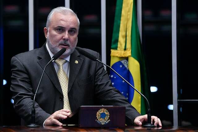 Senado adia votação de projetos para frear preços dos combustíveis