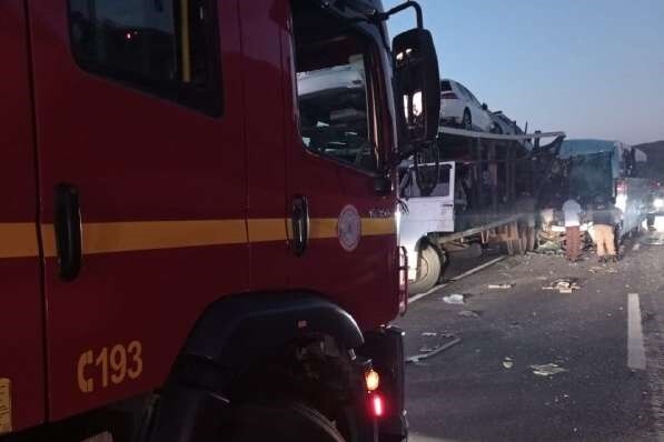Ônibus bate na traseira de cegonheira e 39 pessoas ficam feridas em Minas