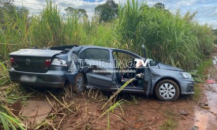 Três pessoas da mesma família morrem após acidente entre carro e carreta na BR-262