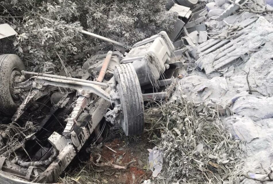 Idoso morre após caminhão cair em ribanceira na BR-354