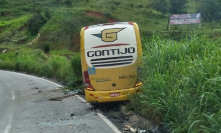 Acidente entre carreta, ônibus e carro deixa uma vítima fatal em MG