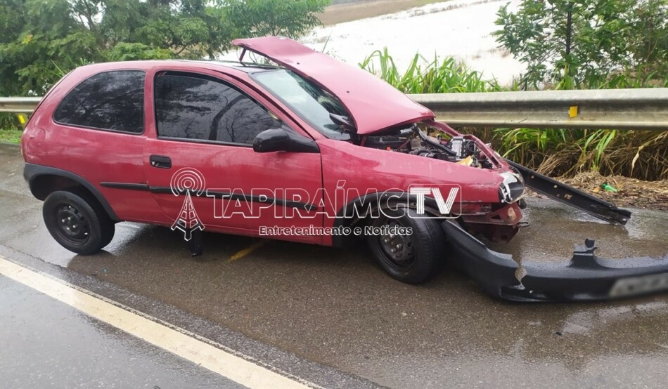Colisão entre carro e caminhão deixa dois feridos na BR-262