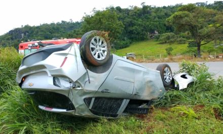 Motorista natural de Formiga fica ferida após carro capotar entre Arcos e Pains