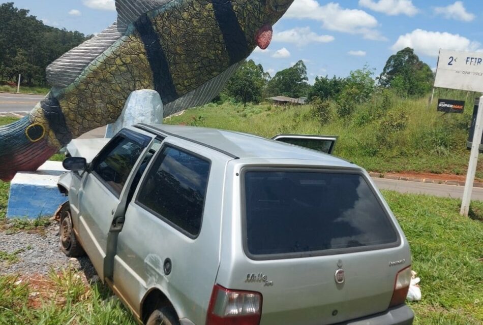 Para evitar acidente com outro carro, veículo colide contra monumento do Peixe, na MG-050