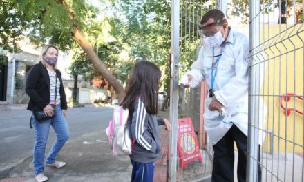 Aulas presenciais começam para 110 mil alunos em BH nesta quinta