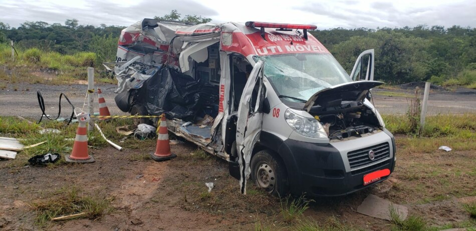 Idoso morre após acidente entre ambulância e caminhão na BR-262