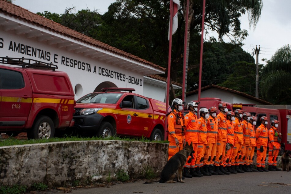 Minas envia equipe de bombeiros para ajudar em buscas por desaparecidos em Petrópolis, no RJ