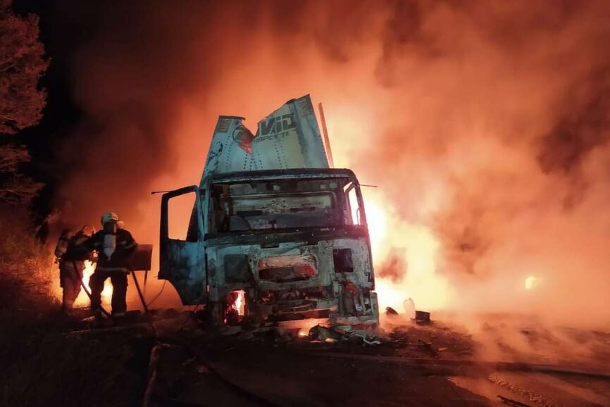 Caminhão carregado com roupas e eletrônicos pega fogo, e pneu explode em Minas