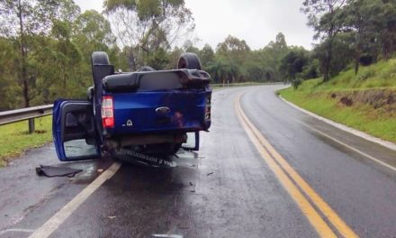 Veículo capota na MG-050, entre Formiga e Divinópolis