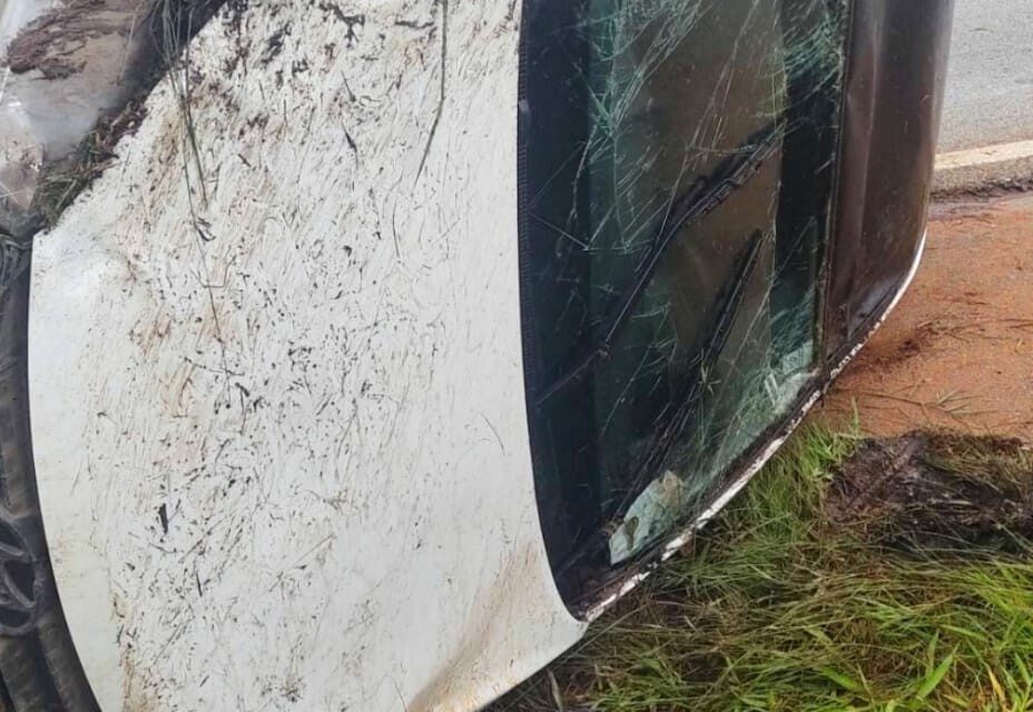 MG-050: Veículo capota após colidir contra placa