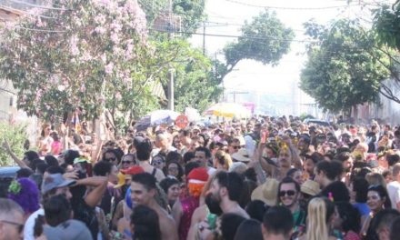 Mesmo com proibição, Carnaval tem blocos e aglomerações nas ruas de BH