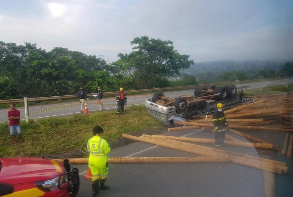 Motorista morre após carreta capotar em rodovia de MG