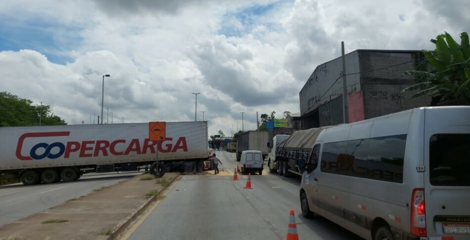 Carreta desgovernada bate em outras duas e fecha trânsito na Via Expressa