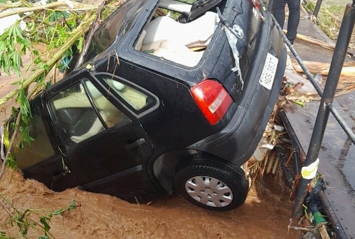 Carro é arrastado por enxurrada em Santa Luzia