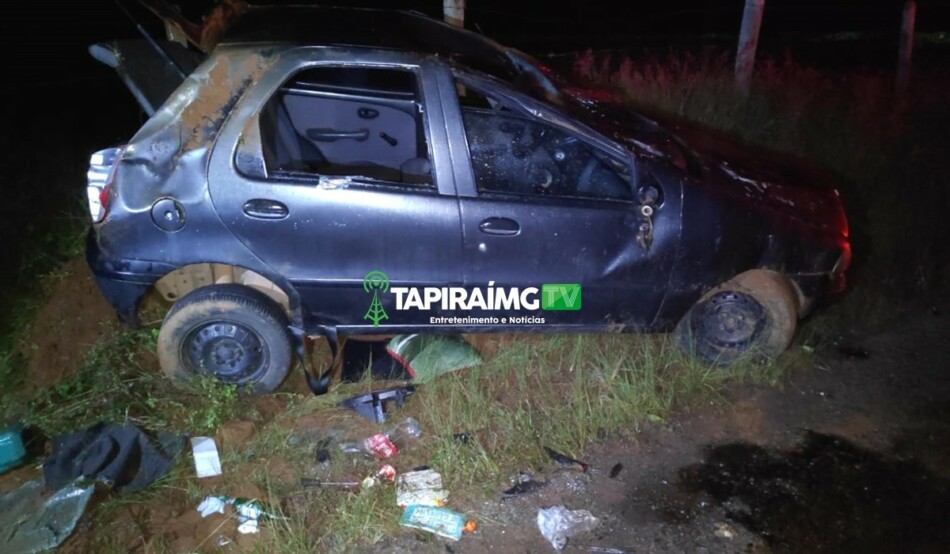 Jovem fica ferida após carro capotar em Campos Altos