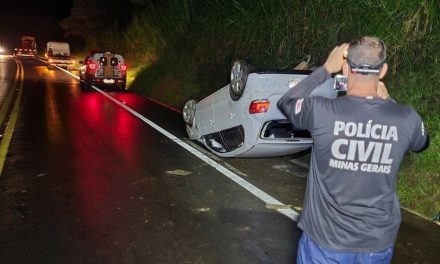 Motorista fica ferido após capotar carro na MG-050