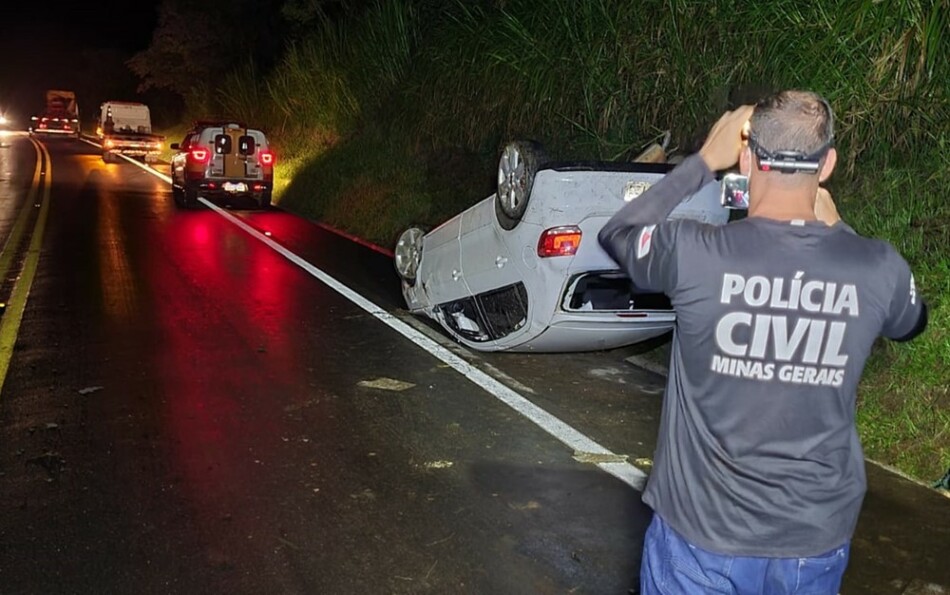 Motorista fica ferido após capotar carro na MG-050