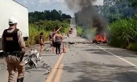 Motorista de carro morre carbonizado após batida com carreta na BR-494 em Divinópolis