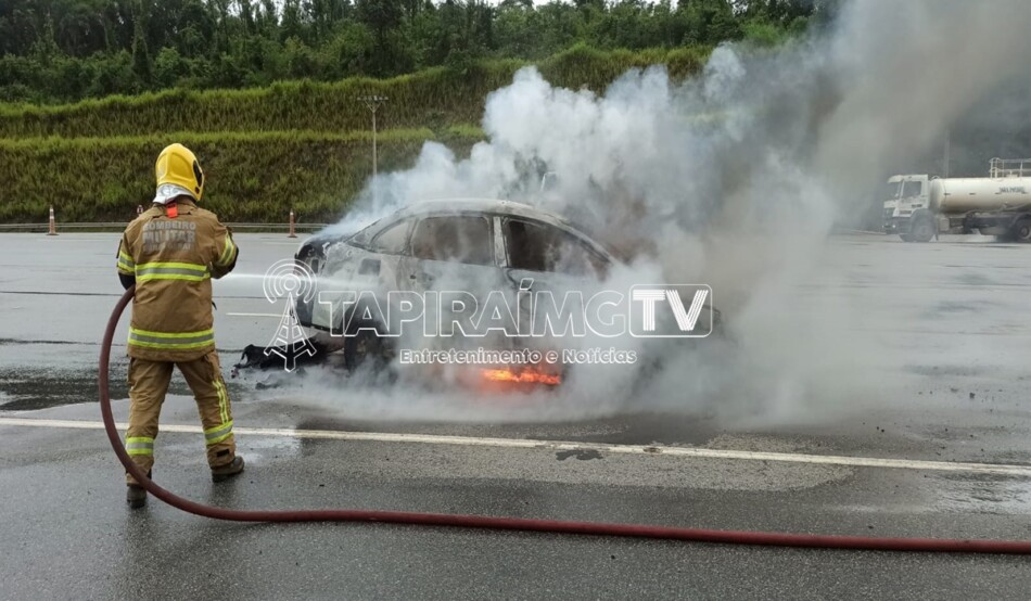 Carro pega fogo próximo a praça de pedágio na BR-262