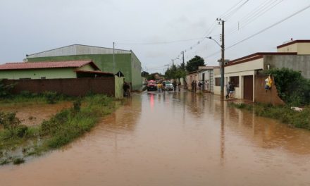 Auxílio é pago para pessoas afetadas pelas chuvas em dez cidades do Centro-Oeste