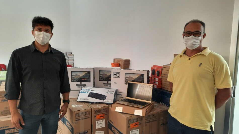 Secretaria de Educação recebe novos computadores e três Vans