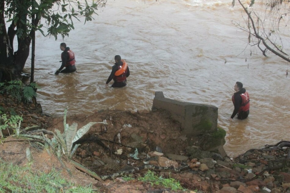 Corpo de pai que jogou a filha e depois pulou no rio em Ponte Nova é encontrado