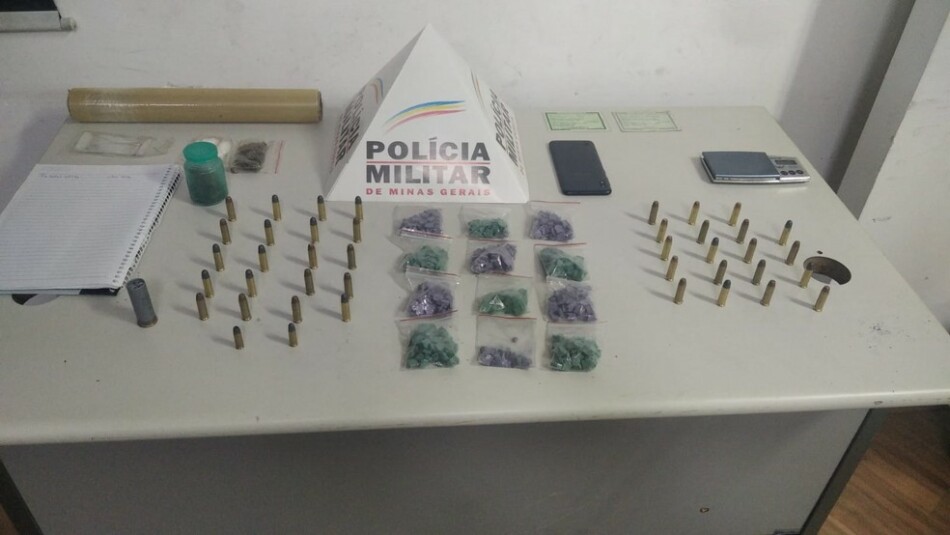 Operações da PM resultam na apreensão de maconha, comprimidos de ecstasy e munição no Centro-Oeste de Minas