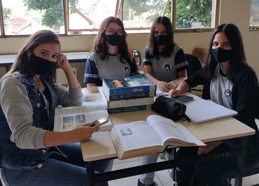 Biblioteca Pública de Formiga recebe estudantes pesquisadoras