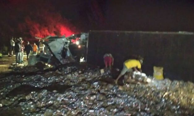 Mulher grávida morre após carreta tombar no Norte de Minas